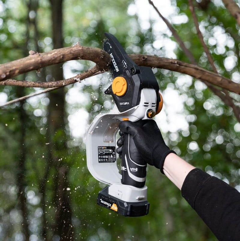 Load image into Gallery viewer, Nexxsaw® Cordless Compact Chainsaw 18V 6&#39;&#39;
